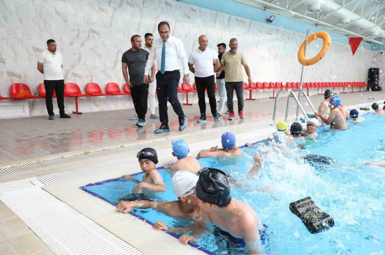 Ağrı’da çocuklar "Yüzme Bilmeyen Kalmasın" projesiyle havuzla buluşuyor