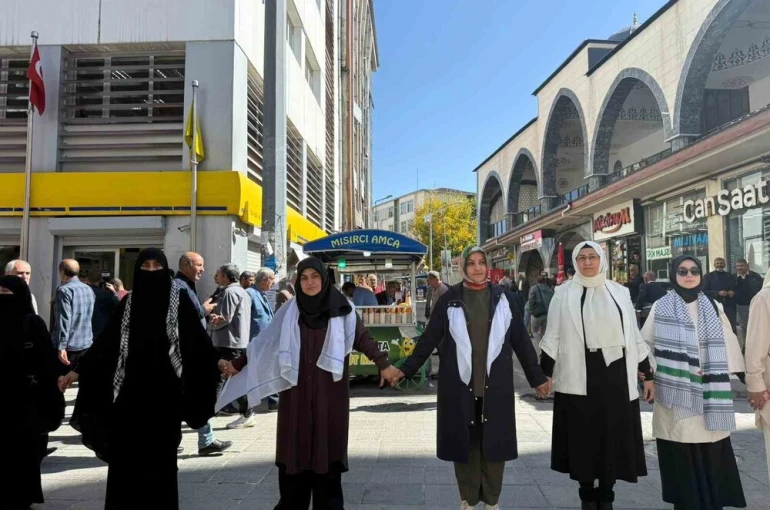 Ağrı’da kadınlar Gazze’ye destek için sessiz zincir oluşturdu