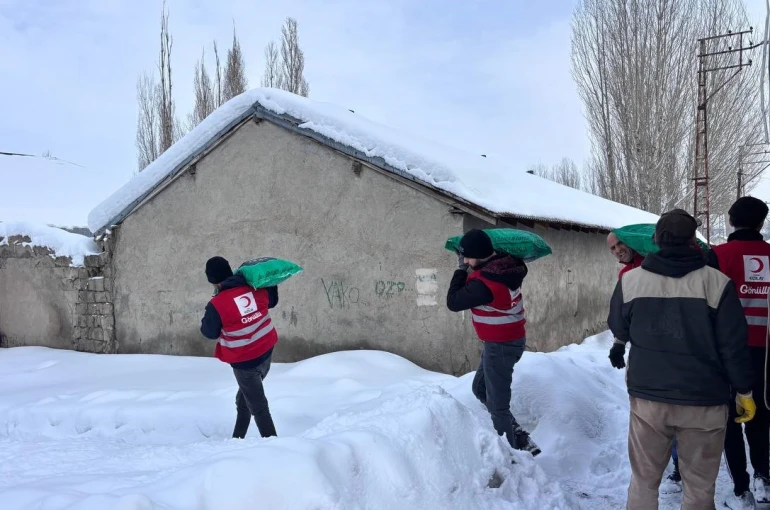 Ağrı’da Kızılay’dan ihtiyaç sahiplerine kömür yardımı