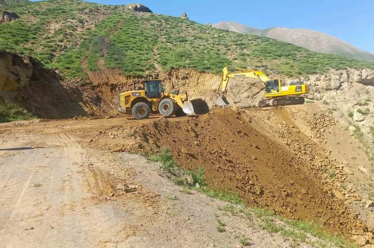 Ağrı’da köy yollarında bakım ve altyapı çalışmaları sürüyor