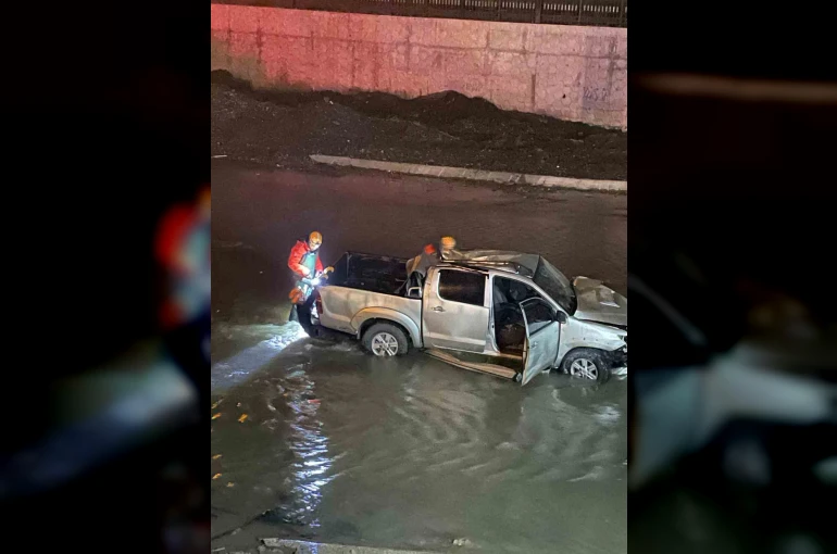 Ağrı’da Murat Nehri’ne uçan pikaptaki 5 kişi yaralı kurtarıldı
