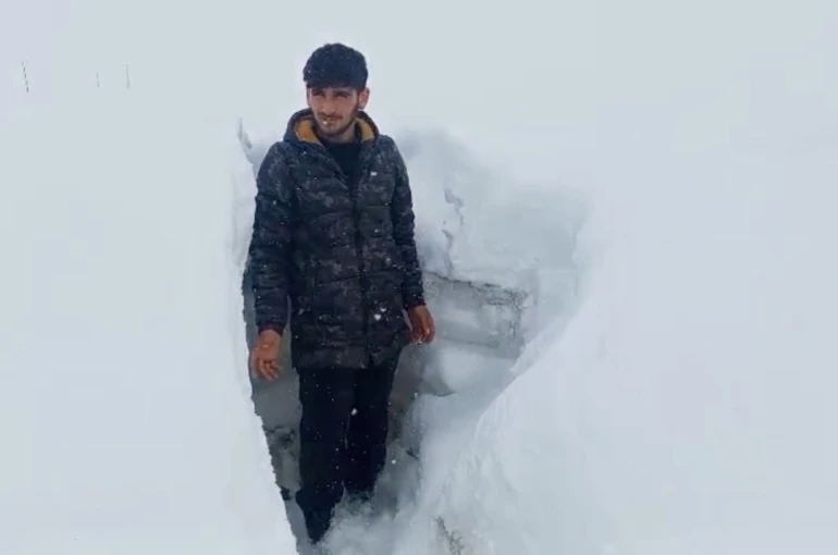 Ağrı’da Nisan ayında etkili olan kar kalınlığı insan boyunu aştı