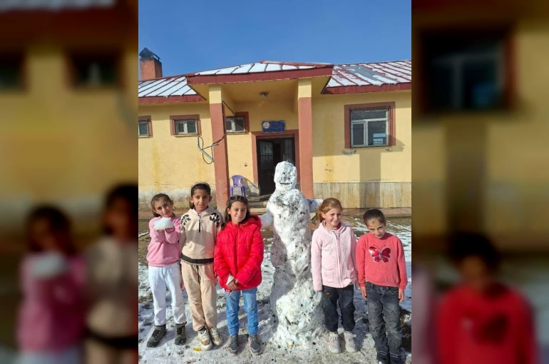 Ağrı’da öğrenciler yılın ilk kardan adamını yaptı