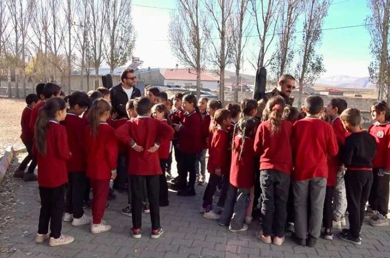 Ağrı’da öğretmenler kırsal bölgelerde öğrencileri müzikle buluşturuyor