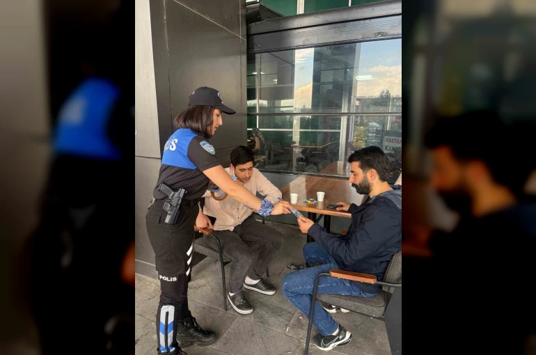 Ağrı’da sağlık çalışanları ve vatandaşlara Hayat 112 uygulaması tanıtıldı
