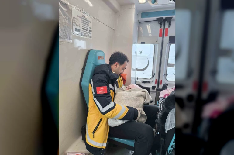 Ağrı’da sağlık ekipleri evde doğuma yetişti
