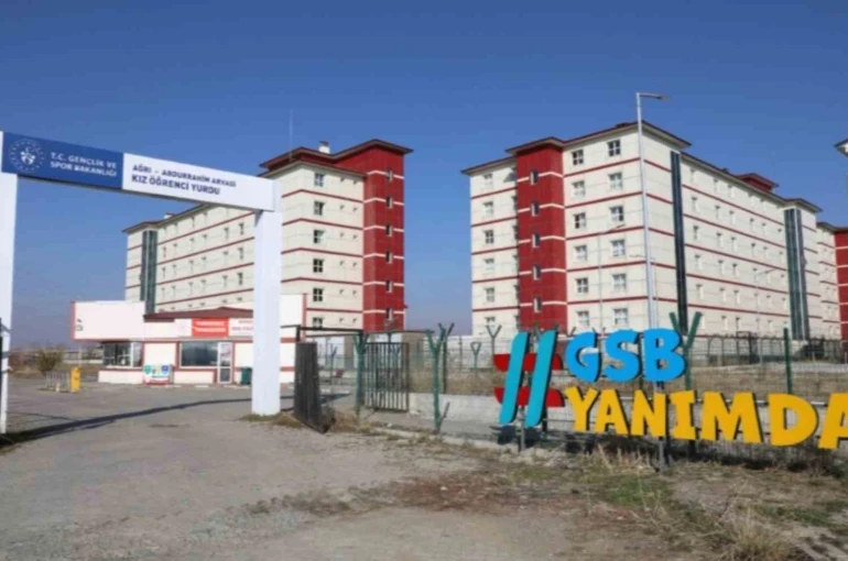 Ağrı’da yurtta tahliye edilen binadaki kokunun nedeni biber gazı çıktı
