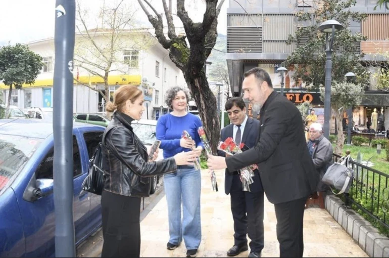 Ağrılılardan Manisa sokaklarında 404 karanfille kutlama