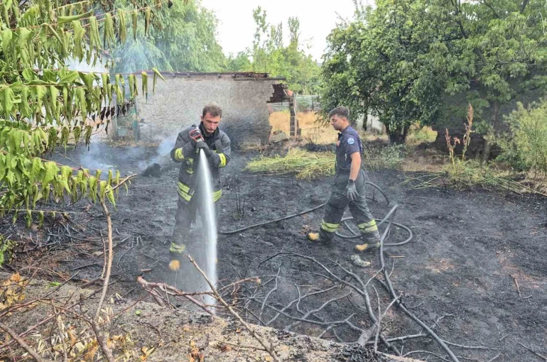 Ağzından düşürdüğü sigara sebebi ile bahçeyi alevler sardı