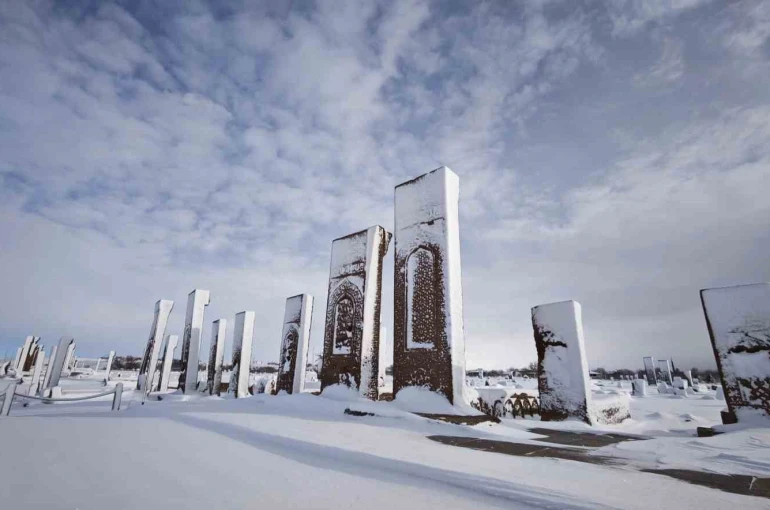 Ahlat’ın tarihi mekanlarından kartpostallık kar manzaraları