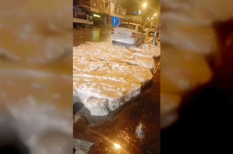 Ahlat’ta dolu yağışı cadde ve sokakları beyaza bürüdü 