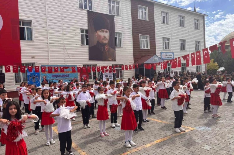 Ahlat’ta İlköğretim Haftası kutlandı