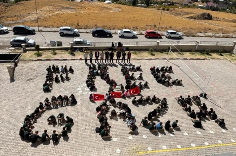 Ahlat’ta öğrenciler zulme sessiz kalmadı