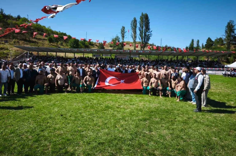 Ahmet Ayık anısına düzenlenen Karakucak Güreşleri nefes kesti
