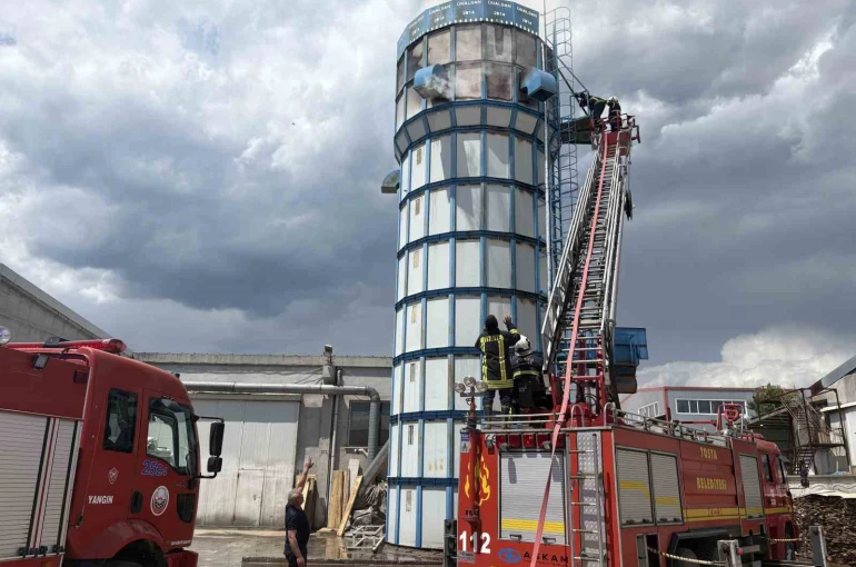 Ahşap kapı fabrikasının talaş silosunda korkutan yangın
