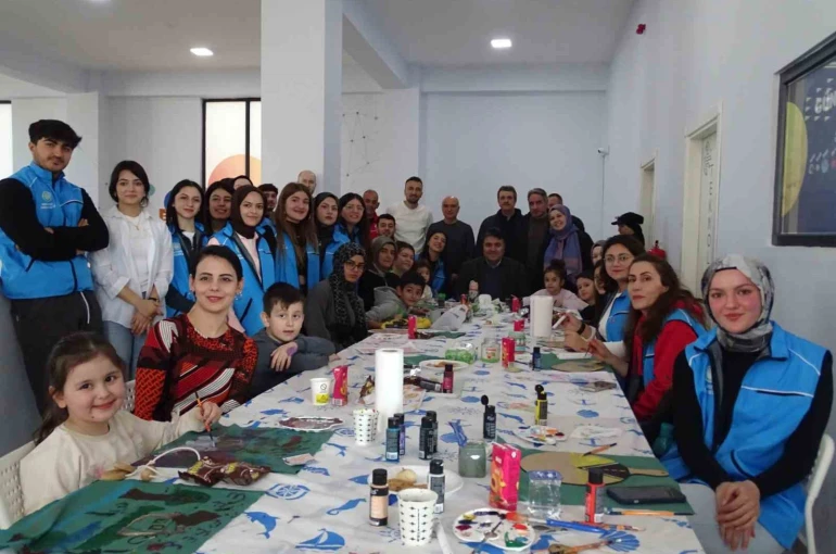 Ailece ahşap boyadılar