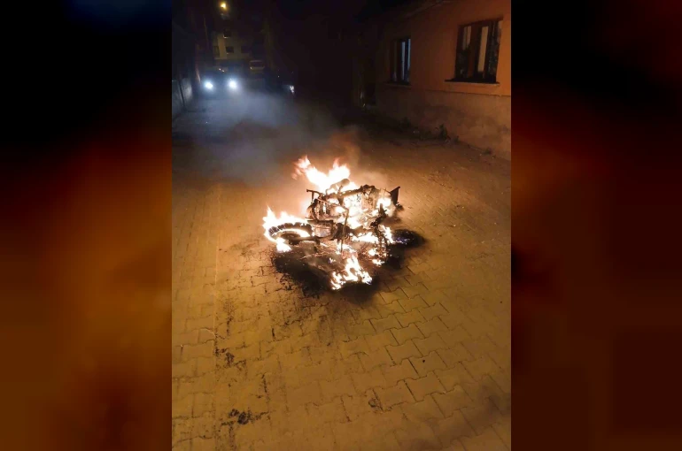 Ailesine kızdı, motosikleti sokak ortasına yaktı