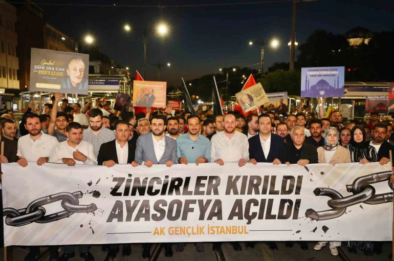 AK Parti Gençlik Kolları’ndan düzenlenen Ayasofya Yürüyüşü’ne binler katıldı