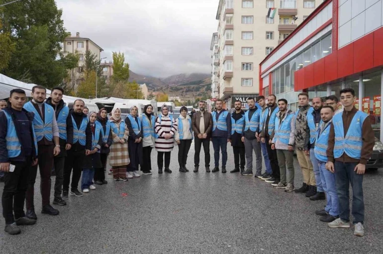 AK Parti İl Başkanı Küçükoğlu, pazar esnafında vatandaşlarla buluştu