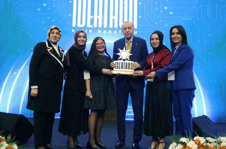 AK Parti Karşıyaka Kadın Kolları, ödülünü Cumhurbaşkanı Erdoğan’dan aldı