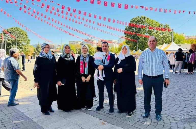 AK Parti Milletvekili Bozgeyik, "Gazze İçin Sessiz Çığlık" eylemine ailesiyle katıldı