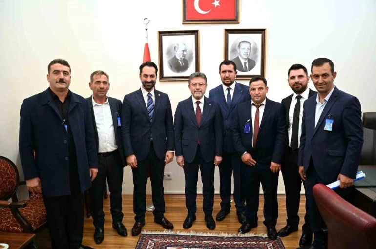 AK Parti’li Arınç, muhtarları Bakan Yumaklı ile buluşturdu