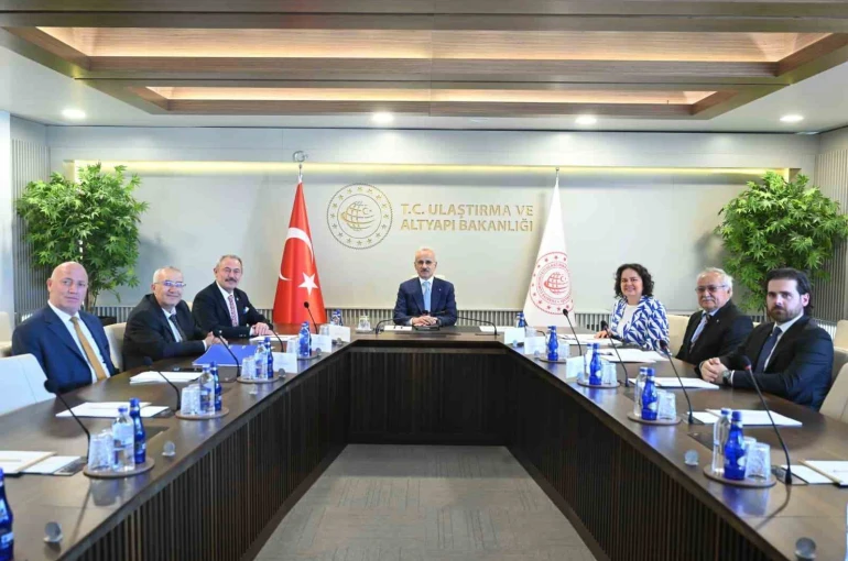 AK Partili başkanlar, Ulaştırma ve Altyapı Bakanı Uraloğlu ile görüşüldü