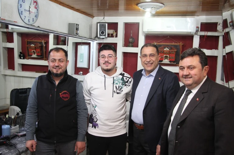 AK Parti’li başkanlardan Kula’da esnaf ve ev ziyaretleri