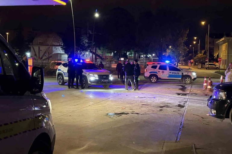 Akaryakıt istasyonun da bıçaklı kavga: 1 ölü, 2 yaralı 