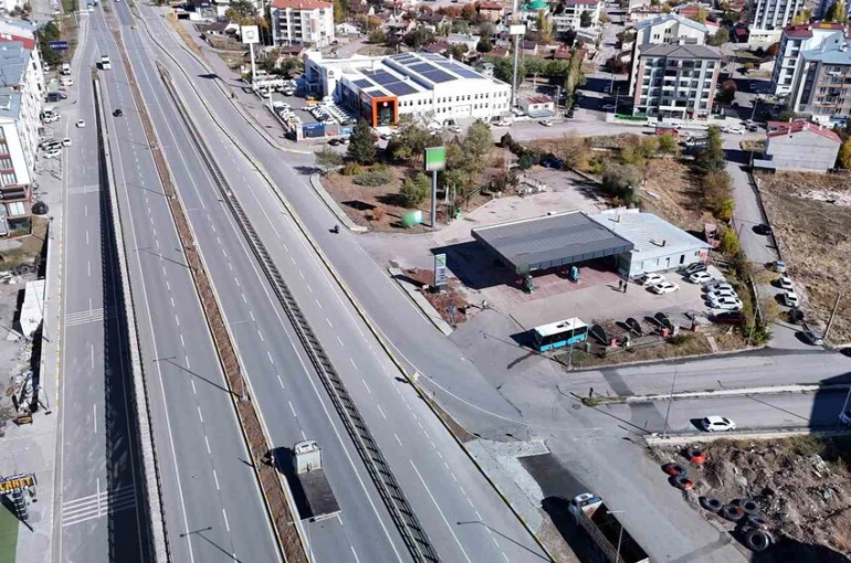 Akaryakıt istasyonuna giden yollar kapatıldı, işletmecisi uçan arabalar istedi 