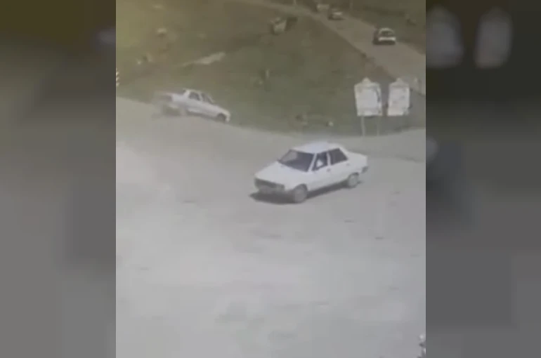 Akaryakıt istasyonunda korkutan kaza: Otomobil şarampole düştü