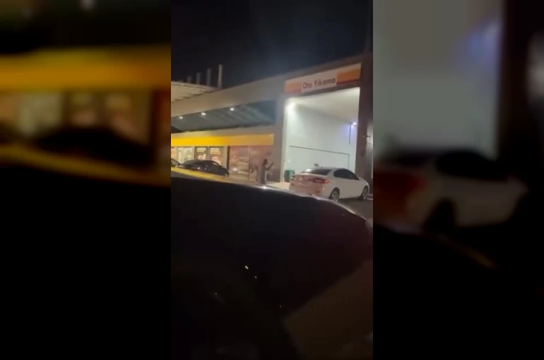 Akaryakıt istasyonunda sopalı kavga kamerada