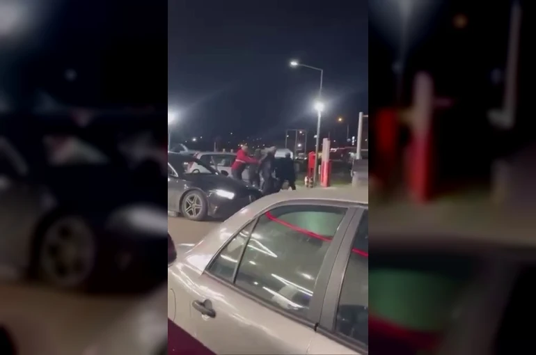 Akaryakıt istasyonunu boks ringine çevirdiler