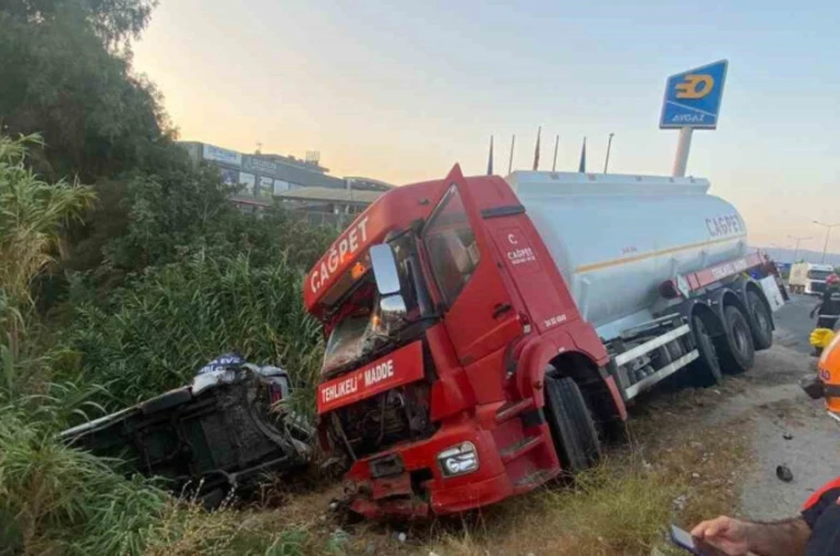 Akaryakıt tankeri ile minibüs çarpıştı: 4 yaralı