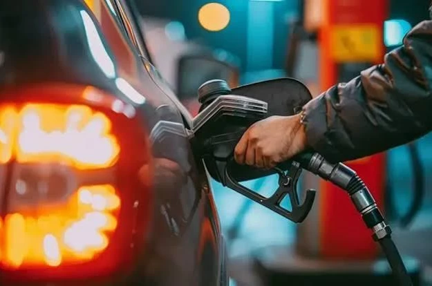 Akaryakıta çifte zam geliyor! Motorin ve benzin fiyatları bu gece yükselecek