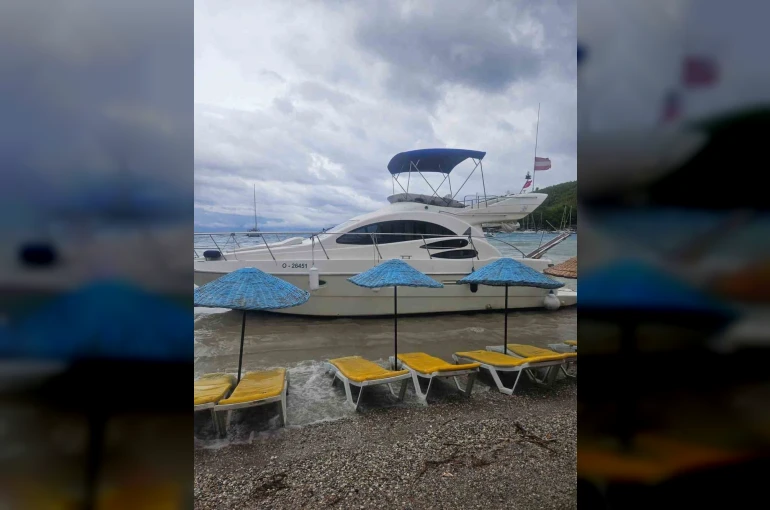 Akbük’te şiddetli rüzgar tekneyi sahile sürükledi