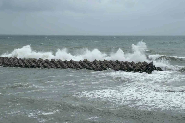 Akçakoca’da fırtına etkili oluyor
