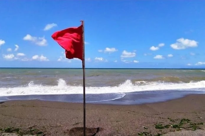 Akçakoca’da sahile kırmızı bayrak çekildi