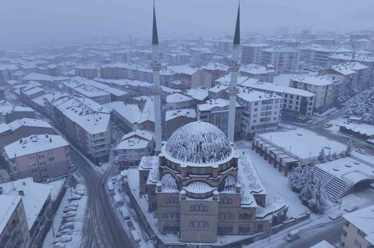 Akdağmadeni Belediyesi ekipleri karla mücadele için sahada