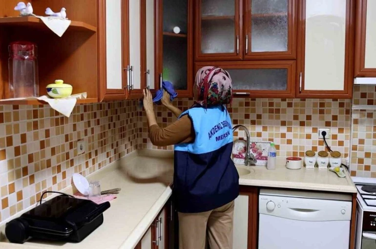 Akdeniz Belediyesinin evde temizlik hizmeti sürüyor