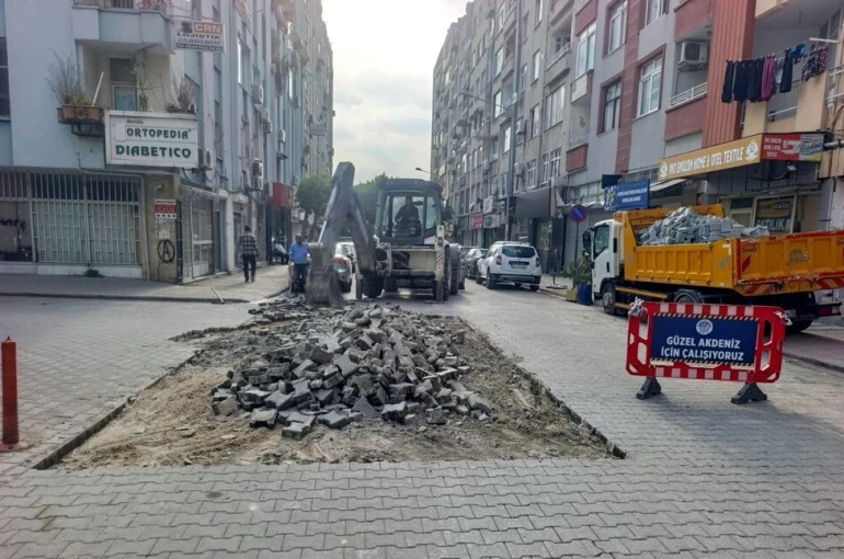Akdeniz’de sokak yenileme çalışmaları sürüyor