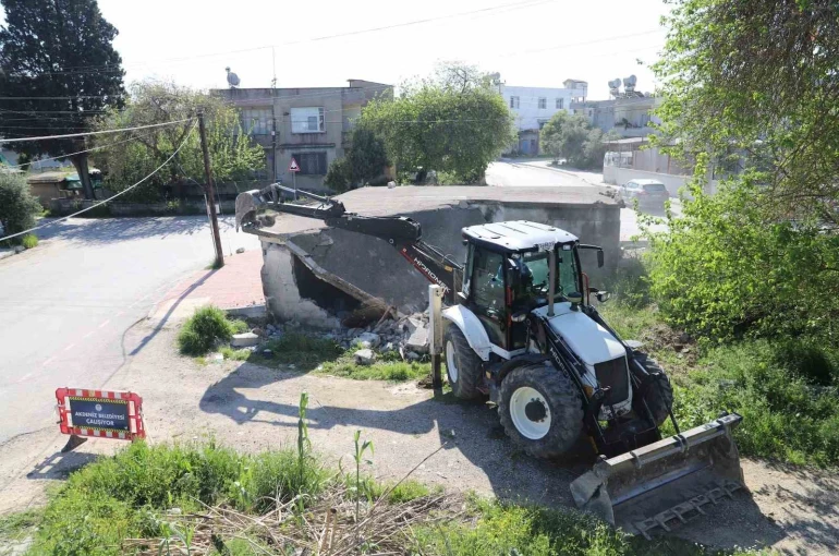Akdeniz’de tehlike saçan metruk yapılar yıkılıyor