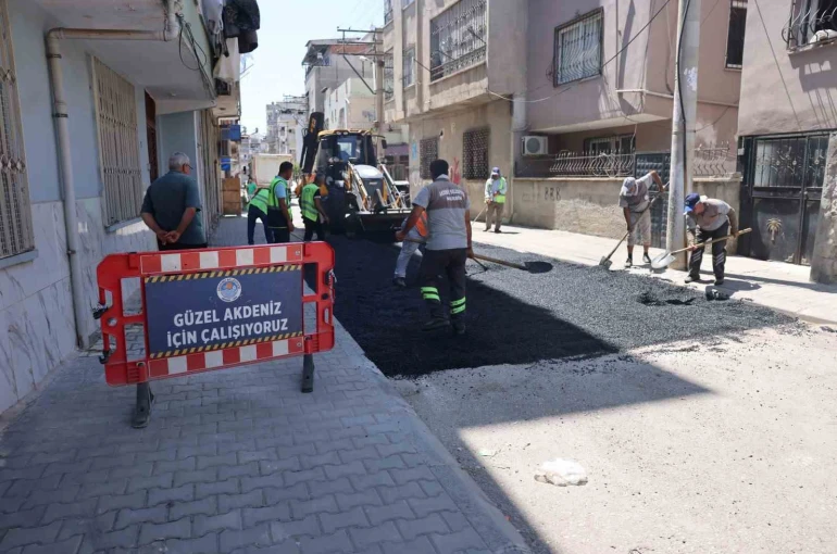 Akdeniz’de yol ve kaldırım çalışmaları aralıksız sürüyor
