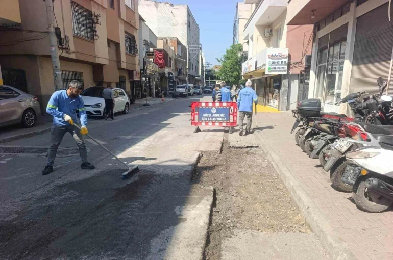 Akdeniz’de yol ve kaldırımlar yenileniyor