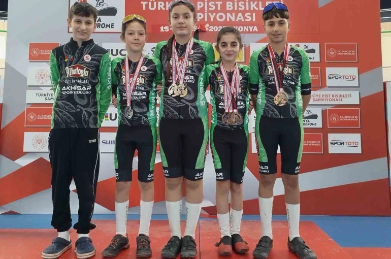 Akhisarlı bisikletçiler Konya Velodromu’nda kürsüye damga vurdu