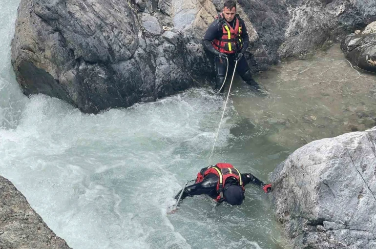 Akıntıya kapılarak kaybolan 9 yaşındaki Mendul’un cansız bedeni 3 kilometre uzaklıkta kütüğün altında çıktı