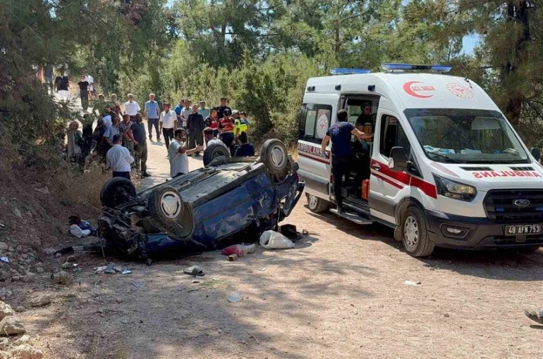 Akrabalarının düğün yemeğine giderken 30 metrelik şarampole yuvarlandılar