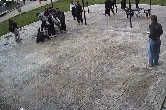 Akran zorbalığı sokağa taştı: Esnaf genci darp edilmekten kurtardı