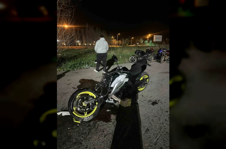 Akrobatik hareketler yapan iki motosiklet çarpıştı: 2 yaralı 