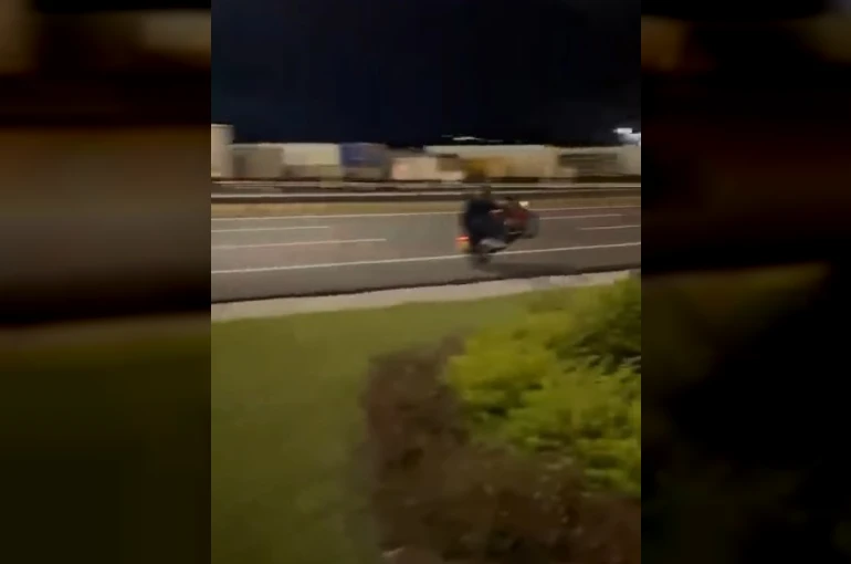 Akrobatik hareketlerle motosiklet kullanan sürücü ve araç sahibine 48 bin 719 lira ceza
